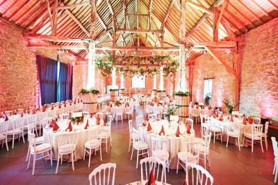 Miniature Location salle Ciney (Province de Namur) - Le Domaine d'Achêne #6 Voûtes en briques rouges soutenues par des colonnes en pierre dans une pièce au sol carrelé.