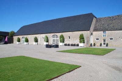 Miniature Location salle Ciney (Province de Namur) - Le Domaine d'Achêne #2 Voûtes en briques rouges soutenues par des colonnes en pierre dans une pièce au sol carrelé.