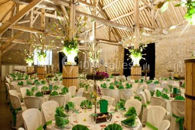 Miniature Location salle Ciney (Province de Namur) - Le Domaine d'Achêne #3 Voûtes en briques rouges soutenues par des colonnes en pierre dans une pièce au sol carrelé.