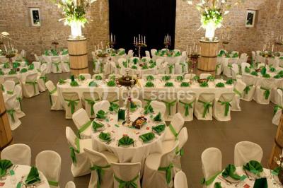 Miniature Location salle Ciney (Province de Namur) - Le Domaine d'Achêne #4 Voûtes en briques rouges soutenues par des colonnes en pierre dans une pièce au sol carrelé.