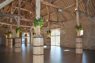 Miniature Location salle Ciney (Province de Namur) - Le Domaine d'Achêne #12 Voûtes en briques rouges soutenues par des colonnes en pierre dans une pièce au sol carrelé.