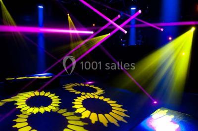 Miniature Location salle Ciney (Province de Namur) - Le Domaine d'Achêne #13 Voûtes en briques rouges soutenues par des colonnes en pierre dans une pièce au sol carrelé.