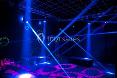 Miniature Location salle Ciney (Province de Namur) - Le Domaine d'Achêne #14 Voûtes en briques rouges soutenues par des colonnes en pierre dans une pièce au sol carrelé.