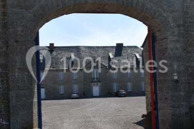 Miniature Location salle Ciney (Province de Namur) - Le Domaine d'Achêne #17 Voûtes en briques rouges soutenues par des colonnes en pierre dans une pièce au sol carrelé.
