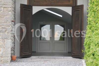 Miniature Location salle Ciney (Province de Namur) - Le Domaine d'Achêne #18 Voûtes en briques rouges soutenues par des colonnes en pierre dans une pièce au sol carrelé.