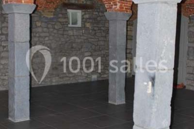 Miniature Location salle Ciney (Province de Namur) - Le Domaine d'Achêne #19 Voûtes en briques rouges soutenues par des colonnes en pierre dans une pièce au sol carrelé.