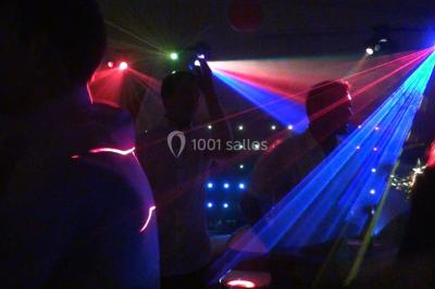 Miniature DJ Bourg-des-Comptes (Ille-et-Vilaine) - Animax 35 #8 Salle de réception décorée avec des tables rondes, nappes blanches, chaises ornées de nœuds beige et éclairage vert.