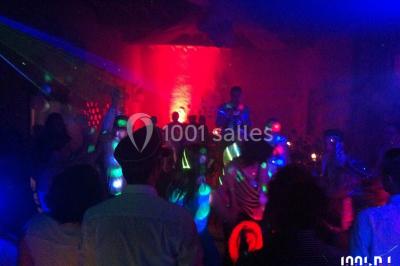 Miniature DJ Bourg-des-Comptes (Ille-et-Vilaine) - Animax 35 #9 Salle de réception décorée avec des tables rondes, nappes blanches, chaises ornées de nœuds beige et éclairage vert.