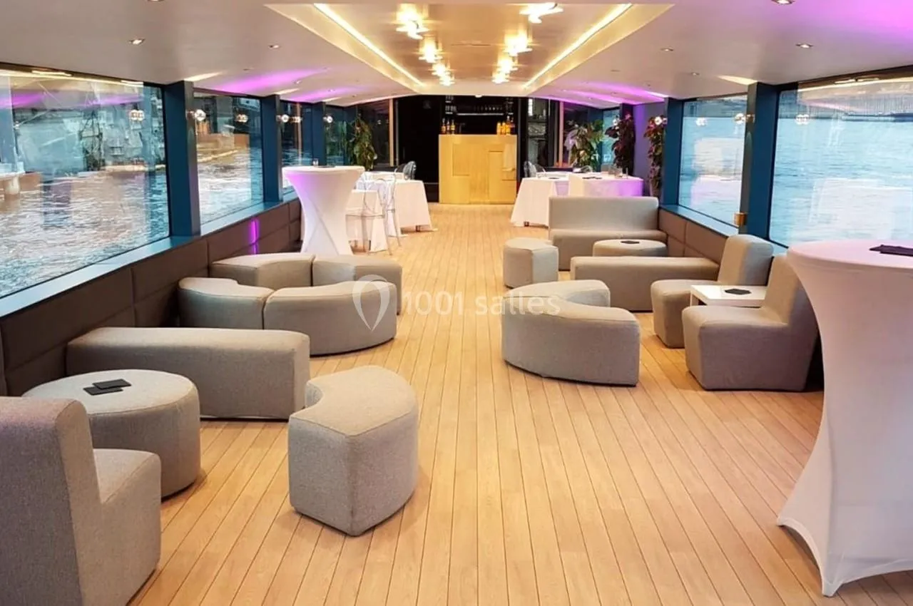 Une péniche - salle de réception insolite