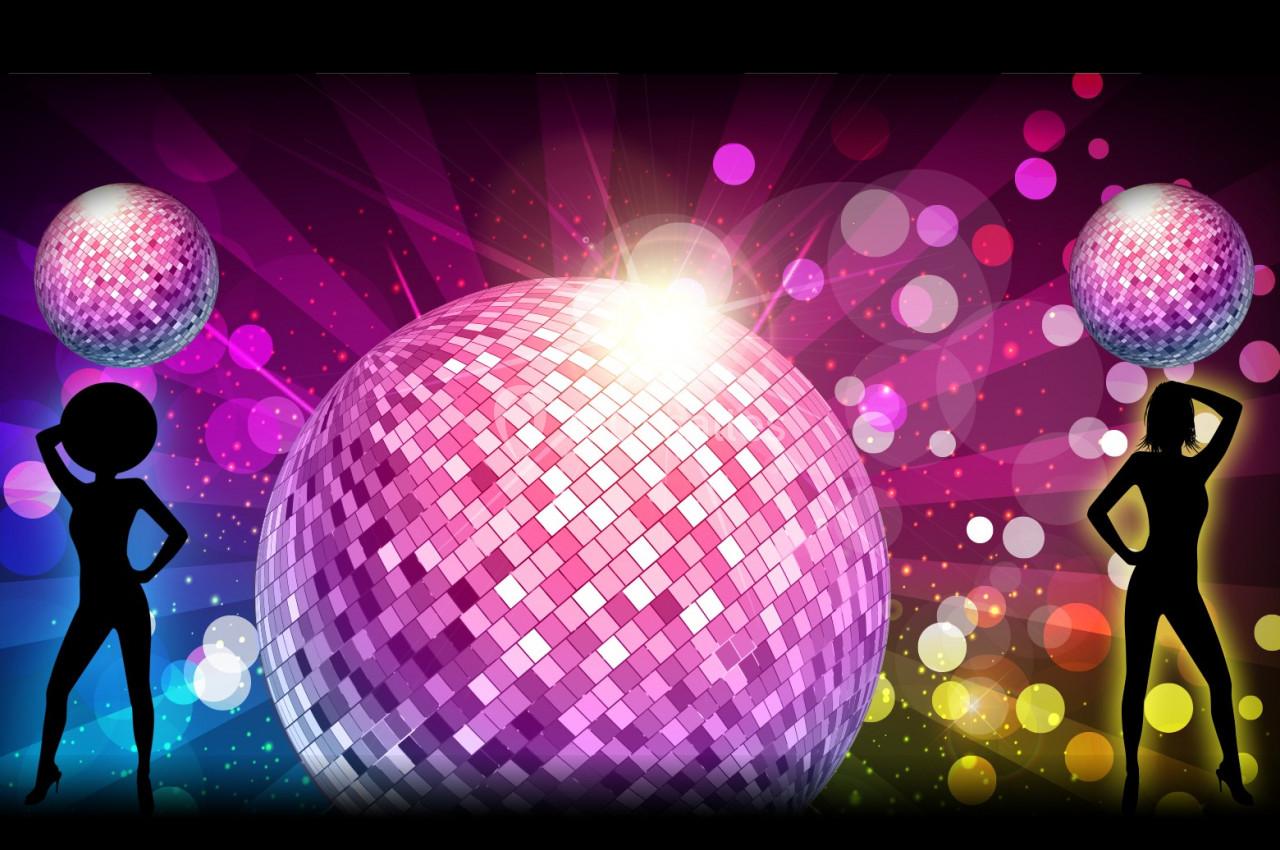 Silhouettes dansantes devant une grande boule à facettes rose et un fond lumineux coloré.