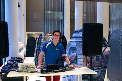 Flammes vives s'élevant d'un feu de bois sous une grille métallique, entourées de pierres sombres.