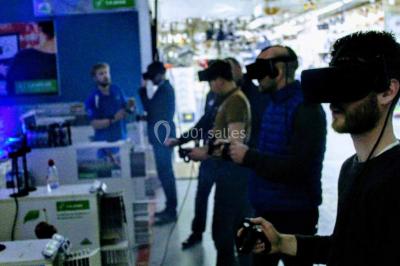 Flammes vives s'élevant d'un feu de bois sous une grille métallique, entourées de pierres sombres.