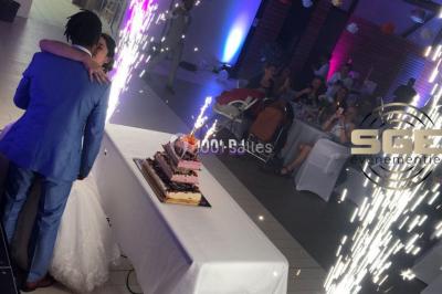 Installation de matériel de sonorisation et d'éclairage sous une tente, avec une table de mixage et des projecteurs.