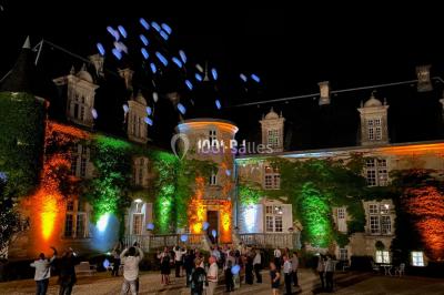 Installation de matériel de sonorisation et d'éclairage sous une tente, avec une table de mixage et des projecteurs.