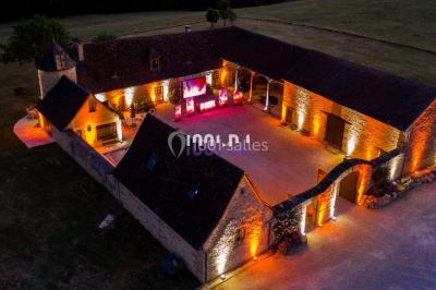 Installation de matériel de sonorisation et d'éclairage sous une tente, avec une table de mixage et des projecteurs.