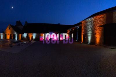 Installation de matériel de sonorisation et d'éclairage sous une tente, avec une table de mixage et des projecteurs.