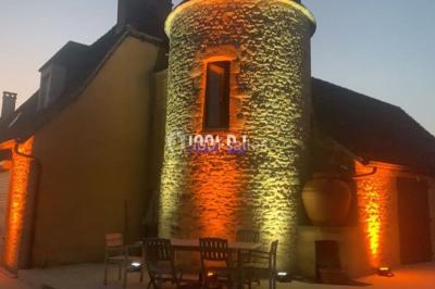 Installation de matériel de sonorisation et d'éclairage sous une tente, avec une table de mixage et des projecteurs.