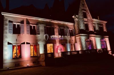 Installation de matériel de sonorisation et d'éclairage sous une tente, avec une table de mixage et des projecteurs.