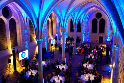 Un couple danse au milieu d'une piste entourée de fumée, tandis qu'un musicien joue du saxophone en avant-plan.