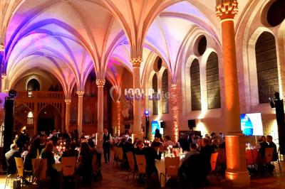Un couple danse au milieu d'une piste entourée de fumée, tandis qu'un musicien joue du saxophone en avant-plan.