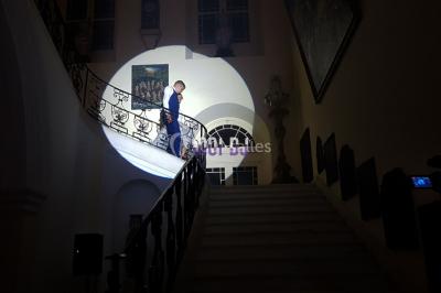 Un couple danse au milieu d'une piste entourée de fumée, tandis qu'un musicien joue du saxophone en avant-plan.