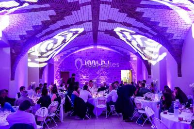 Un couple danse au milieu d'une piste entourée de fumée, tandis qu'un musicien joue du saxophone en avant-plan.
