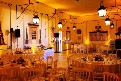 Un couple danse au milieu d'une piste entourée de fumée, tandis qu'un musicien joue du saxophone en avant-plan.