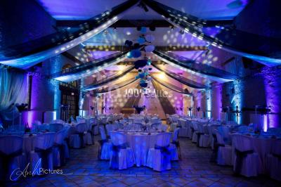 Un couple danse au milieu d'une piste entourée de fumée, tandis qu'un musicien joue du saxophone en avant-plan.