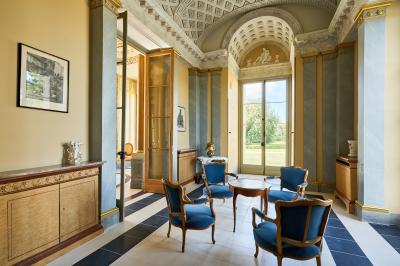 Miniature Château des Deux Lions - Fumoir (partie restauration ou réunion) Salle élégante avec parquet en bois, murs ornés de moulures, lustres et mobilier classique.
