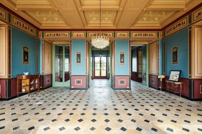 Miniature Château des Deux Lions - Grand Salon (partie restauration ou réunion) Salle élégante avec parquet en bois, murs ornés de moulures, lustres et mobilier classique.