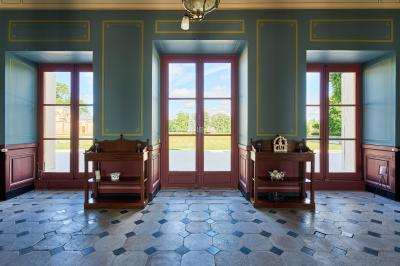 Miniature Château des Deux Lions - Hall RDC accueil Salle élégante avec parquet en bois, murs ornés de moulures, lustres et mobilier classique.