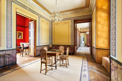 Miniature Château des Deux Lions - Salle de jeu, espace atelier 1er étage Salle élégante avec parquet en bois, murs ornés de moulures, lustres et mobilier classique.