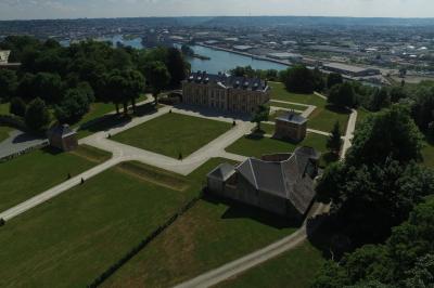 Miniature Château des Deux Lions - Vue aérienne Salle élégante avec parquet en bois, murs ornés de moulures, lustres et mobilier classique.
