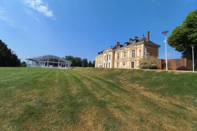 Miniature Château des Deux Lions - Vue arrière Salle élégante avec parquet en bois, murs ornés de moulures, lustres et mobilier classique.