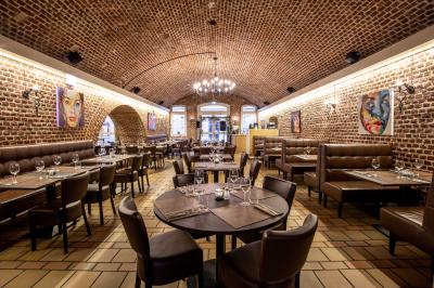 Miniature Location salle Mons-en-Baroeul (Nord) - Fort de Mons #2 Salle de restaurant avec murs en briques, bar éclairé en arrière-plan et table dressée au premier plan.