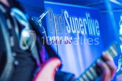 Miniature DJ Chevilly-Larue (Val-de-Marne) - PariSuperlive #2 Un musicien joue du saxophone lors d'une réception festive dans une salle décorée avec des lumières et des drapés.