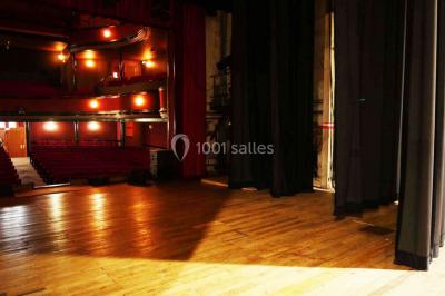 Plan architectural du rez-de-chaussée et de la scène du théâtre municipal de Châteaudun, avec annotations techniques.