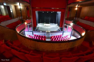 Plan architectural du rez-de-chaussée et de la scène du théâtre municipal de Châteaudun, avec annotations techniques.