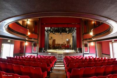 Plan architectural du rez-de-chaussée et de la scène du théâtre municipal de Châteaudun, avec annotations techniques.