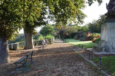 Plan architectural du rez-de-chaussée et de la scène du théâtre municipal de Châteaudun, avec annotations techniques.