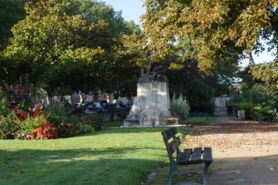Plan architectural du rez-de-chaussée et de la scène du théâtre municipal de Châteaudun, avec annotations techniques.