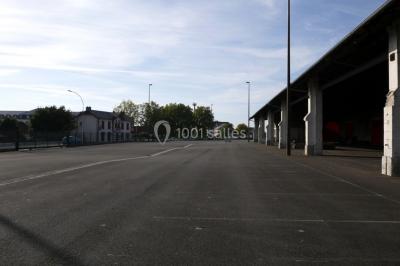 Plan d'aménagement des Halles de Châteaudun avec zones délimitées, parkings et infrastructures environnantes.
