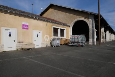 Plan d'aménagement des Halles de Châteaudun avec zones délimitées, parkings et infrastructures environnantes.