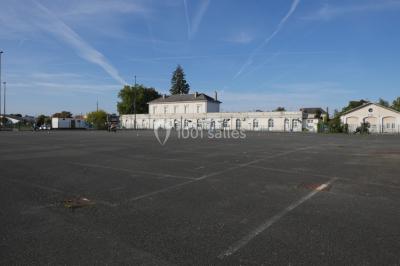 Plan d'aménagement des Halles de Châteaudun avec zones délimitées, parkings et infrastructures environnantes.