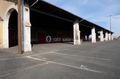 Plan d'aménagement des Halles de Châteaudun avec zones délimitées, parkings et infrastructures environnantes.