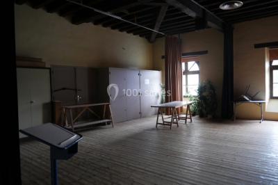 Plan architectural de la salle Léo Lagrange avec disposition des espaces, incluant cuisine, bar et salles annexes.