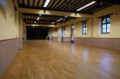 Plan architectural de la salle Léo Lagrange avec disposition des espaces, incluant cuisine, bar et salles annexes.