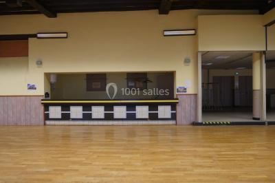 Plan architectural de la salle Léo Lagrange avec disposition des espaces, incluant cuisine, bar et salles annexes.