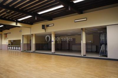 Plan architectural de la salle Léo Lagrange avec disposition des espaces, incluant cuisine, bar et salles annexes.