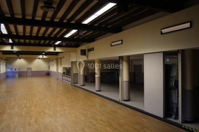 Plan architectural de la salle Léo Lagrange avec disposition des espaces, incluant cuisine, bar et salles annexes.